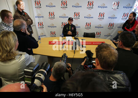 Directeur de l'Ulster Rugby, Les baiser lors d'une conférence de presse au stade Kingspan, Belfast. Banque D'Images