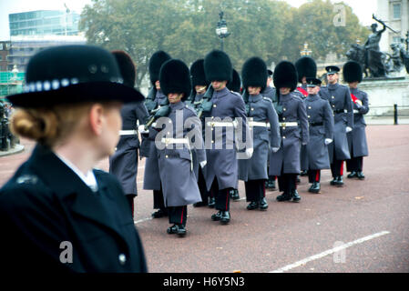 Londres, Royaume-Uni. 06Th Nov, 2016. Prix Nobel de la paix, le président colombien Juan Manuel Santos Calderón, visites Sa Majesté la Reine Elizabeth II à la première visite d'État colombien au Royaume-Uni. Il s'est rendu dans le chariot avec Sa Majesté la reine, suivi de son épouse Mme María Clemencia Rodríguez de Santos, et le duc d'Édimbourg, dans un autre chariot. Le Prince de Galles et la duchesse de Cornouailles suivie d'une troisième. Credit : Alberto Pezzali/Pacific Press/Alamy Live News Banque D'Images