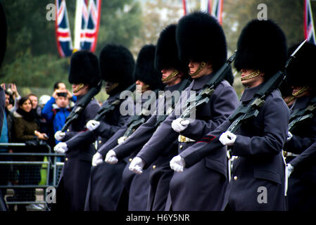 Londres, Royaume-Uni. 06Th Nov, 2016. Prix Nobel de la paix, le président colombien Juan Manuel Santos Calderón, visites Sa Majesté la Reine Elizabeth II à la première visite d'État colombien au Royaume-Uni. Il s'est rendu dans le chariot avec Sa Majesté la reine, suivi de son épouse Mme María Clemencia Rodríguez de Santos, et le duc d'Édimbourg, dans un autre chariot. Le Prince de Galles et la duchesse de Cornouailles suivie d'une troisième. Credit : Alberto Pezzali/Pacific Press/Alamy Live News Banque D'Images