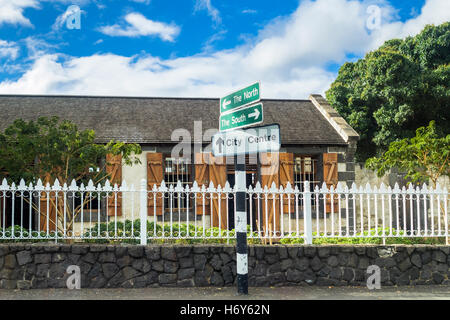 Les plaques de rue à l'extérieur de l'hôpital bloc de l'immigaration depot (l'Aapravasi Ghat), Port Luis, Maurice Banque D'Images