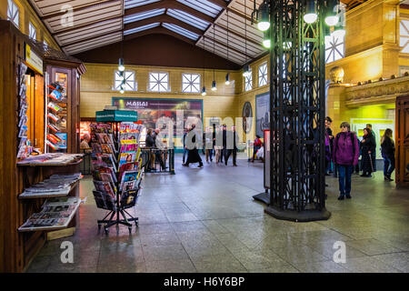 Wittenbergplatz, Berlin U-bahn U2 de la station de métro, les gens qui marchent dans la ville historique de sol carrelé hall avec plafond haut Banque D'Images