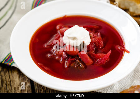 Ukrainienne traditionnelle soupe de betteraves rouges et quenelles à l'ail le bortsch Banque D'Images
