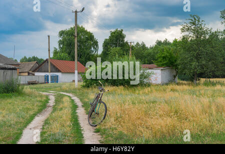 Rusty ancienne location attendent le maître sur la route dans village rural de l'Ukraine Banque D'Images