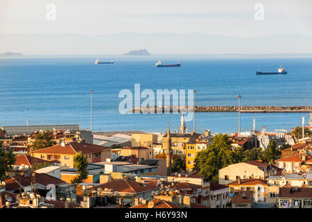 Sites touristiques d'Istanbul. Vue de la ville. Rues, monuments, hôtels et la mer de Marmara. Banque D'Images