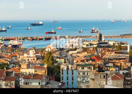 Sites touristiques d'Istanbul. Vue de la ville. Rues, monuments, hôtels et la mer de Marmara. Banque D'Images