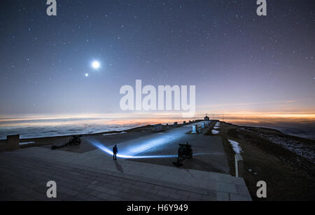L'Grapps sacrario monte avant le lever du soleil ; à l'arrière de la Lune et Vénus presque allineated Banque D'Images