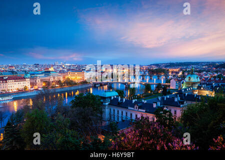 Vue panoramique sur Prague ponts sur rivière Vltava Banque D'Images