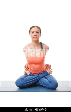 Mettre en place sportive woman doing Ashtanga vinyasa yoga asana Baddha Padma Banque D'Images