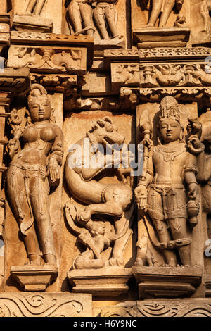 Célèbres sculptures de Khajuraho temples, Inde Banque D'Images