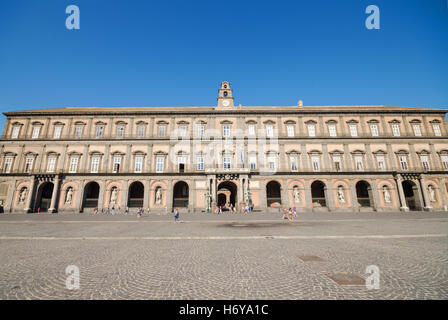 NAPLES, ITALIE, LE 19 AOÛT 2013 - Square 'Piazza del plébiscite' avec bâtiment conseil à Naples, en Italie. Banque D'Images