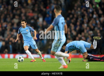 Manchester City's Jesus Navas (à gauche) en action au cours de l'UEFA Champions League à l'Etihad Stadium, Manchester. Banque D'Images