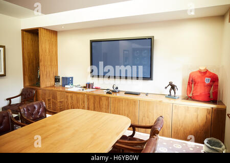 Cour Manchester Oxford bureau PFA capuchons de football utilisé encadrée grande table football intérieur espace bureau souvenirs Banque D'Images