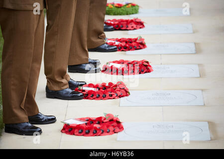 Des couronnes de fleurs artificielles du coquelicot du souvenir commémorant la mort du personnel militaire des anciens combattants de guerre militaires commémorer Banque D'Images