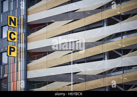 Parking NCP Manchester New Bailey carl rue design extérieur parking jolie sign bâtiment architecture des bandes de couleur d'or nouvelle Banque D'Images