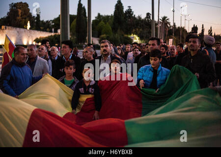 Athènes, Grèce. 06Th Nov, 2016. Les manifestants dans les rues d'Athènes, criant des slogans contre le président turc Tayyip Erdogan. Les Kurdes qui vivent à Athènes célébrer l'univers 'Jour' Kobane en place Syntagma.Cette journée commémore la résistance des Kurdes contre ISIS au Kobane City. © George/Panagakis Pacific Press/Alamy Live News Banque D'Images