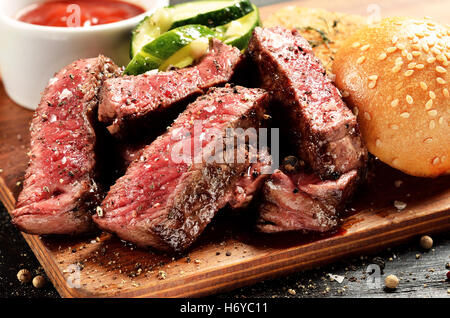 Premier Black Angus Steak haché. Medium Rare degré de cuisson du steak. Banque D'Images