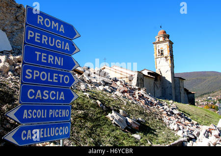 Rome, Italie. 06Th Nov, 2016. La terre tremble encore dans l'Italie centrale. Après le gros tremblement de terre d'une magnitude de 6,5, le dimanche 30 octobre un autre gros tremblement a eu lieu ce matin à 8:08 heures 4,8 qui a causé de nouveaux effondrements. À Norcia la route qui fait le tour des murs ouverts en deux. Selon la défense civile sont plus de 22 mille personnes ont assisté à la suite des tremblements de terre que l'Italie Italie centrale à partir du 24 août © Patrizia Cortellessa/Pacific Press/Alamy Live News Banque D'Images