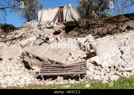 Rome, Italie. 06Th Nov, 2016. La terre tremble encore dans l'Italie centrale. Après le gros tremblement de terre d'une magnitude de 6,5, le dimanche 30 octobre un autre gros tremblement a eu lieu ce matin à 8:08 heures 4,8 qui a causé de nouveaux effondrements. À Norcia la route qui fait le tour des murs ouverts en deux. Selon la défense civile sont plus de 22 mille personnes ont assisté à la suite des tremblements de terre que l'Italie Italie centrale à partir du 24 août © Patrizia Cortellessa/Pacific Press/Alamy Live News Banque D'Images