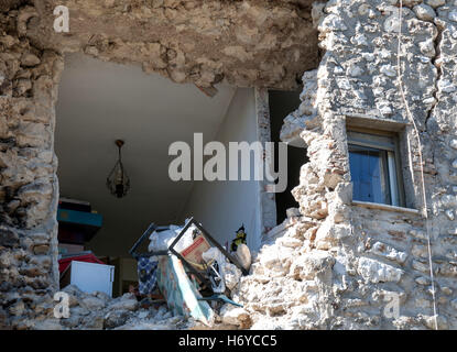 Rome, Italie. 06Th Nov, 2016. La terre tremble encore dans l'Italie centrale. Après le gros tremblement de terre d'une magnitude de 6,5, le dimanche 30 octobre un autre gros tremblement a eu lieu ce matin à 8:08 heures 4,8 qui a causé de nouveaux effondrements. À Norcia la route qui fait le tour des murs ouverts en deux. Selon la défense civile sont plus de 22 mille personnes ont assisté à la suite des tremblements de terre que l'Italie Italie centrale à partir du 24 août © Patrizia Cortellessa/Pacific Press/Alamy Live News Banque D'Images