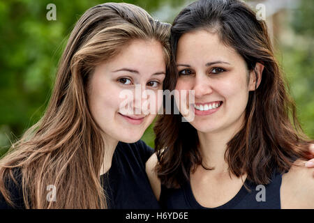 Portrait de deux friendly girls smiling Banque D'Images