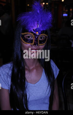 Portrait d'une femme portant Khmer masquerade mask pour Halloween, Phnom Penh, Cambodge. © Kraig Lieb Banque D'Images