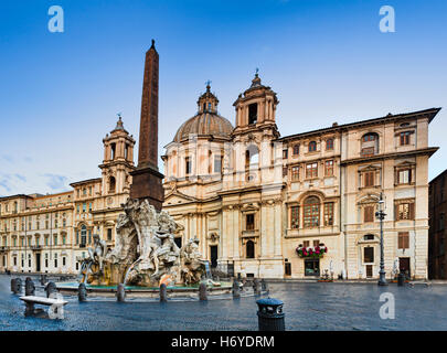 Quatre rivières (Fiumi) fontaine de la place Navone à Rome, en face de l'église St Agnese au lever du soleil lorsque pas de touristes Banque D'Images