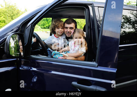 La famille va sur un voyage en minibus Banque D'Images