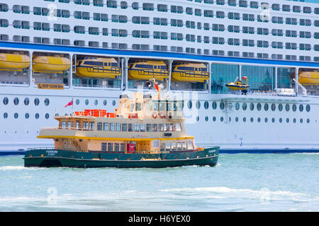Navire de croisière Explorer of the Seas au terminal de passagers outre-mer à Sydney avec un ferry MV Fishburn Aide, Australie Banque D'Images
