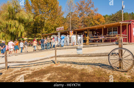 'Long-d'une valeur de l'attente' lignes sont communs à la légendaire Jim's Smokin' Que hickory pit Bar-B-Que restaurant à Blairsville, GA. Banque D'Images