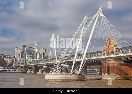 London South Bank La 2002 Jubilé d'Hungerford passerelle vue de l'imprimeur de la marche Banque D'Images