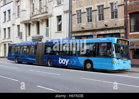 Cardiff Bay bus les transports en voiture le centre-ville de Cardiff au Pays de Galles Royaume-Uni Banque D'Images