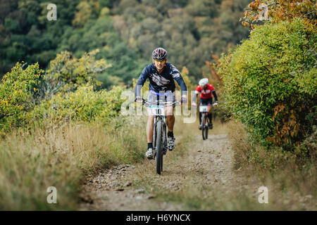 Homme d'âge moyen lors de la montée à cheval de course cycliste vtt course de Crimée Banque D'Images