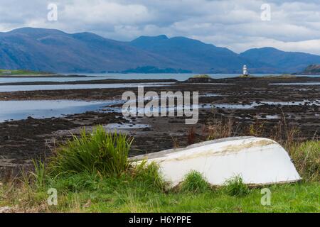 Vue du port appin à Creach Bheinn avec phare et bateau en premier plan Banque D'Images