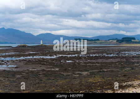 Vue du port appin à Creach Bheinn avec phare en premier plan et des marées Banque D'Images