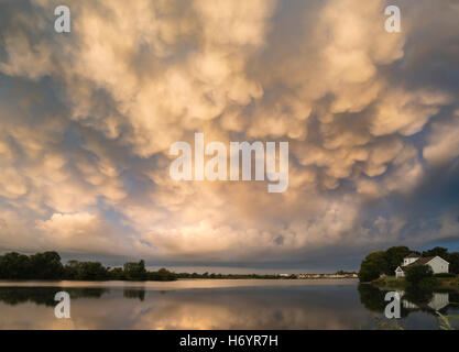 La formation de nuages mammatus magnifique paysage sur le lac immédiatement avant de violente tempête Banque D'Images