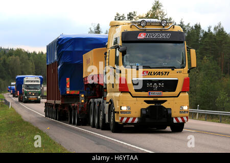 Mikkeli, Finlande - septembre 1, 2016 : Yellow MAN V8 semi truck de Silvasti parcours grande charge. Banque D'Images