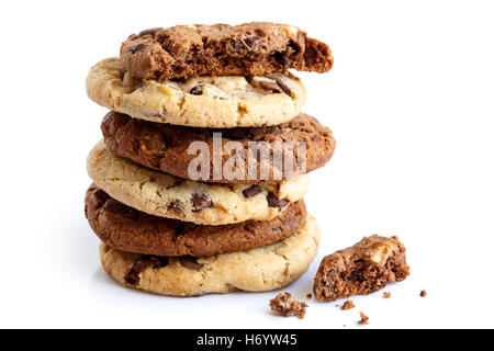 Pile de lumière et obscurité chocolate chip cookies isolés. Une moitié de chapelure. Banque D'Images