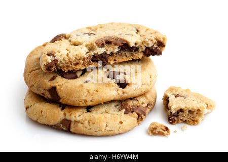 Pile de trois biscuits aux pépites de chocolat isolés. Une moitié de chapelure. Banque D'Images
