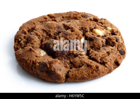 Un dark chocolate chip cookie isolé sur blanc. Banque D'Images