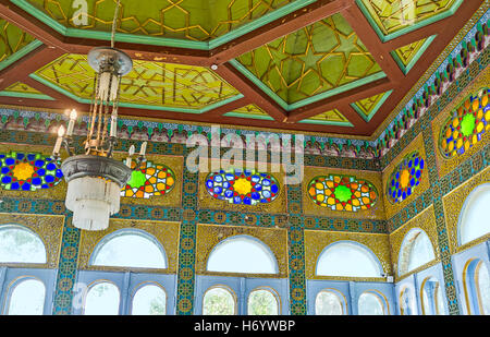 La petite chambre avec de grandes fenêtres et plafond en bois sculpté dans Mokhi-Khosa Sitorai Palace Banque D'Images