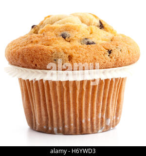 La lumière unique muffin aux pépites de chocolat dans la cire sur la chemise blanche. Banque D'Images