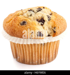 La lumière unique muffin aux pépites de chocolat dans la cire sur la chemise blanche. Banque D'Images