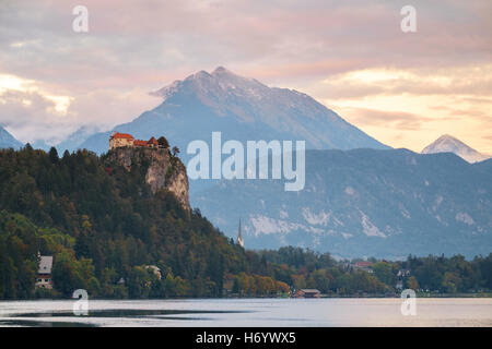 Bled avec château et montagnes en arrière-plan, la Slovénie, l'Europe Banque D'Images