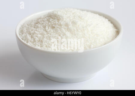 Noix de coco desséchée dans Bol en céramique blanche. Banque D'Images