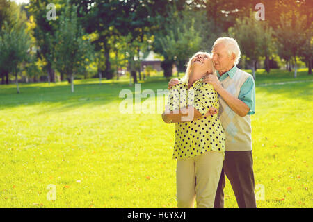 Couple de personnes âgées à l'extérieur. Banque D'Images