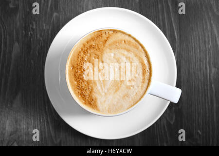 Classic cappuccino mousseux en couleur noire sur une surface en bois veiné blanc et Banque D'Images
