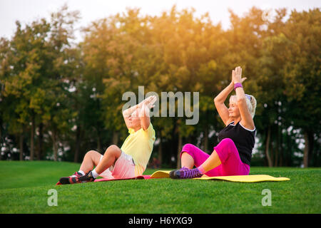 Couple doing yoga piscine. Banque D'Images