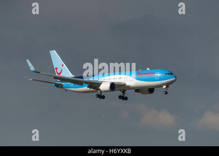 G-OBYF. Boeing 767-304. Thomson Airways l'arrivée. L'aéroport de Manchester en Angleterre. Banque D'Images