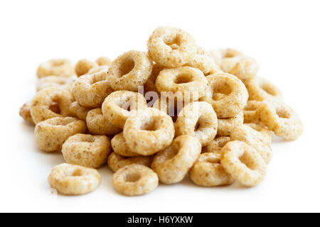 Tas de cheerios miel isolé sur blanc. Banque D'Images