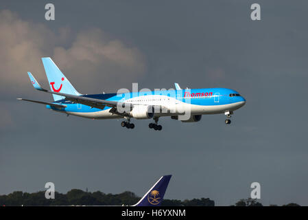 G-OBYF. Boeing 767-304. Thomson Airways l'arrivée. L'aéroport de Manchester en Angleterre. Banque D'Images